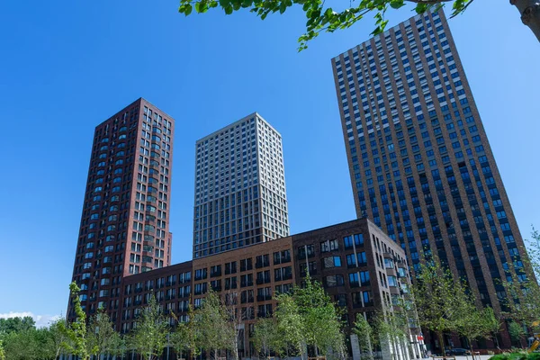 Mavi gökyüzü inşaatı altında evler