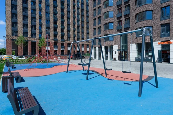 Bir daire bloğunda renkli bir oyun alanı