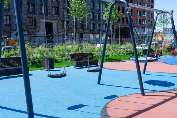 Bir daire bloğunda renkli bir oyun alanı