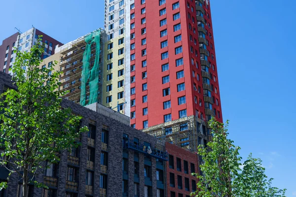 Mavi gökyüzü inşaatı altında evler