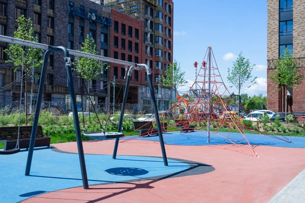 Bir daire bloğunda renkli bir oyun alanı