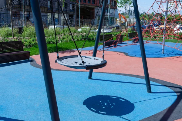 Bir daire bloğunda renkli bir oyun alanı