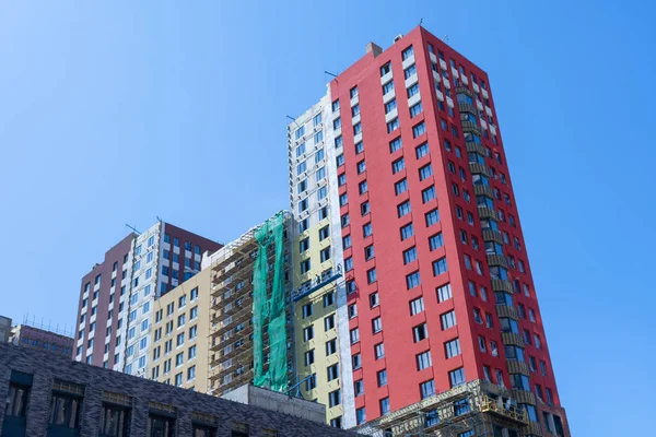 Mavi gökyüzü inşaatı altında evler