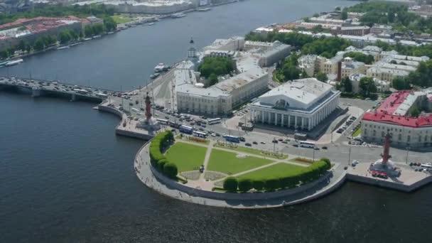 Saint-Petersburg. Russia. Arrow Vasilievsky panorama. Embankment of Vasilievsky island in summer. The River Neva. Bridges Of St. Petersburg. city of Russia. 4k, drone. — Stock Video