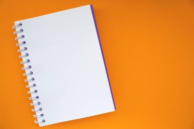 Turuncu arka planda not defteri. Metin için yer