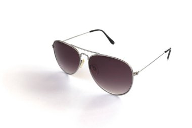 Beyaz arkaplanda şık güneş gözlükleri