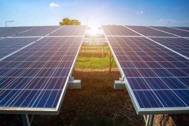 Mavi gökyüzü arka planda güneş paneli, alternatif enerji kavramı, temiz enerji, yeşil enerji.