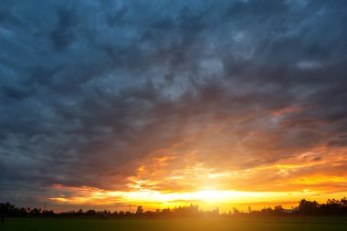Beyaz spindrift çok clo ile Sonbahar mavi gökyüzü arka plan doku