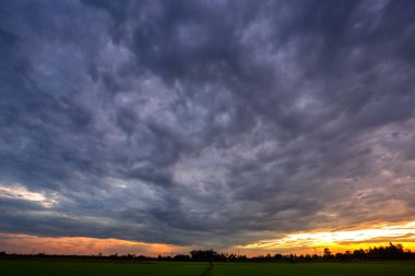 arka plan beyaz bulutlar doku gökyüzü günbatımı mavi.