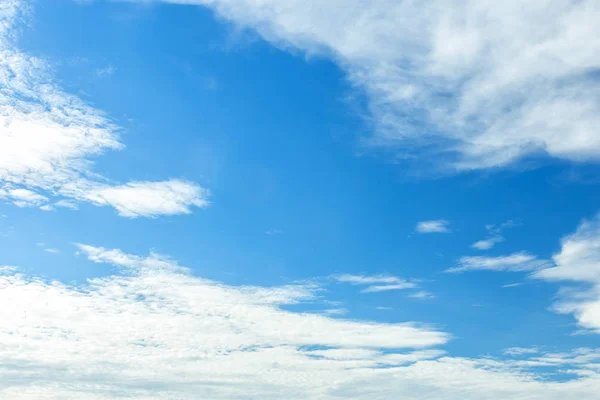 พื้นหลังท้องฟ้าสีฟ้าที่มีเมฆสีขาว . — ภาพถ่ายสต็อก