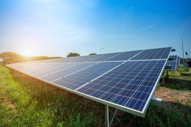 Fotovoltaik modüller güneş enerjisi santrali ve mavi gökyüzü günbatımı backg