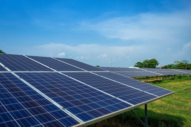 Fotovoltaik modüller güneş enerjisi santrali ve mavi gökyüzü günbatımı backg