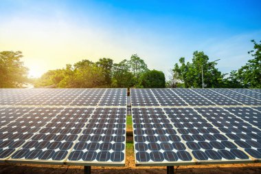 Fotovoltaik modüller güneş enerjisi santrali ve mavi gökyüzü günbatımı backg