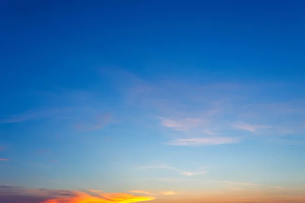 Azul dramático pôr do sol céu textura fundo . — Fotografia de Stock