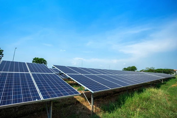 Módulos fotovoltaicos usina de energia solar e céu azul pôr do sol backg — Fotografia de Stock