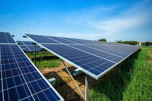 Módulos fotovoltaicos usina de energia solar e céu azul pôr do sol backg — Fotografia de Stock