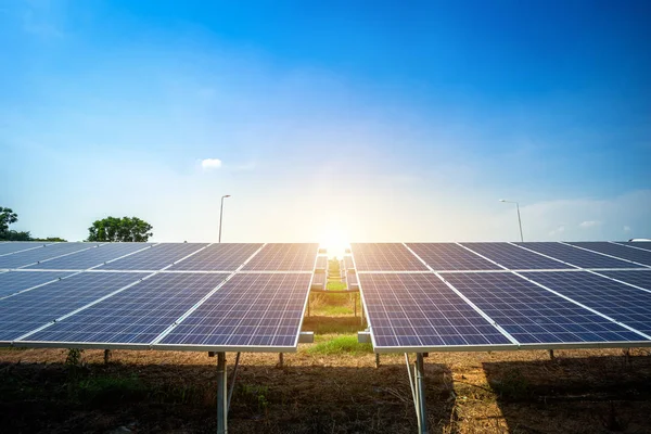 Fotovoltaik modüller güneş enerjisi santrali ve mavi gökyüzü günbatımı backg — Stok fotoğraf
