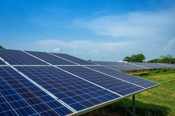 Módulos fotovoltaicos usina de energia solar e céu azul pôr do sol backg — Fotografia de Stock