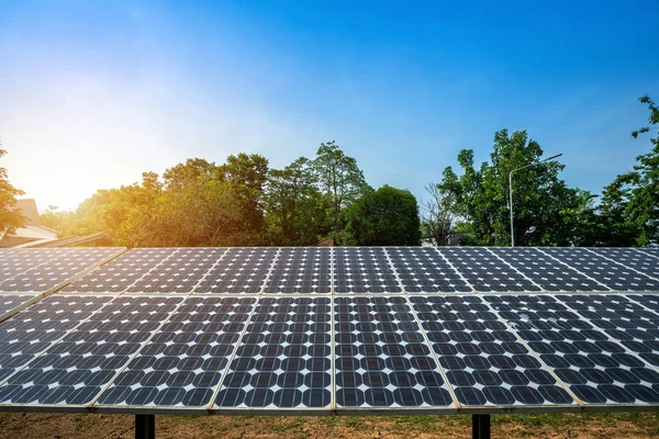 Módulos fotovoltaicos usina de energia solar e céu azul pôr do sol backg — Fotografia de Stock