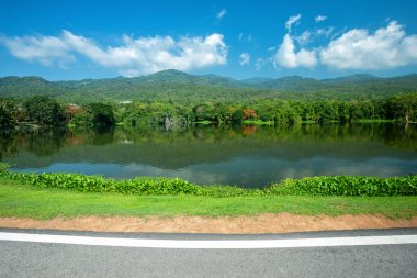 Ang Kaew Chiang Mai Üniversitesi Fore yol manzara boyunca