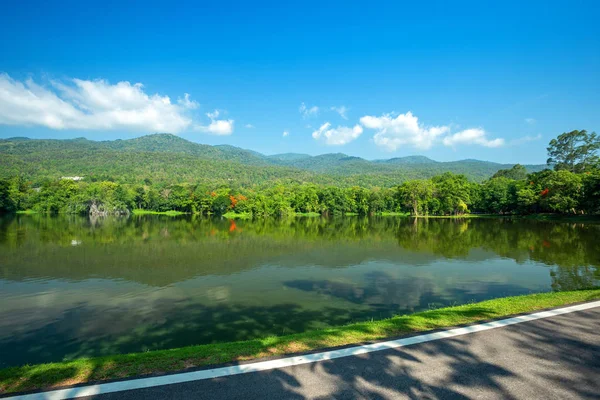 Ang Kaew Chiang Mai Üniversitesi Fore yol manzara boyunca