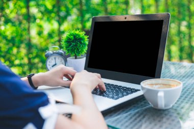 Dizüstü bilgisayar, kahve, saat ile çalışan İş kadın yakın çekim, 