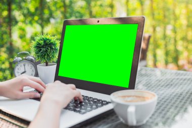 Dizüstü w Mockup görüntü ile çalışan iş kadını yakın çekim