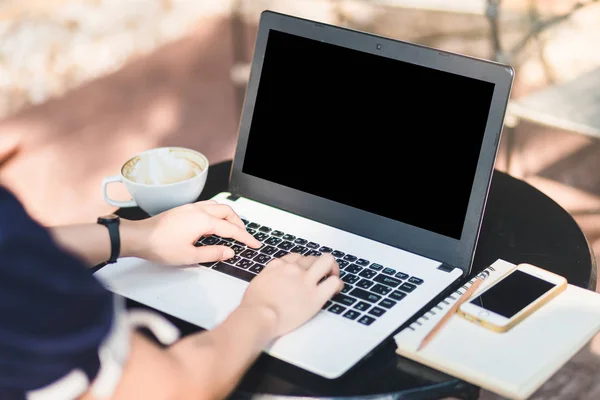 Close-up de Business feminino trabalhando com café laptop e inteligente — Fotografia de Stock