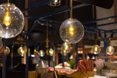 Vintage lamba dekore sokak tezgahları, ampuller yakın 