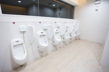 kamu tuvalet pisuarlar dizilmiş, hiçbir gizlilik.