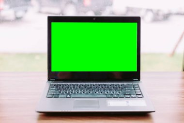 Kahve dükkanı ahşap masada boş Siyah ekran ile dizüstü mockup görüntü.