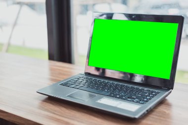 Kahve dükkanı ahşap masada boş Siyah ekran ile dizüstü mockup görüntü.