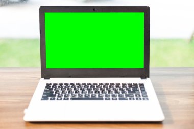 Ahşap masa o boş Yeşil ekran ile dizüstü mockup görüntü