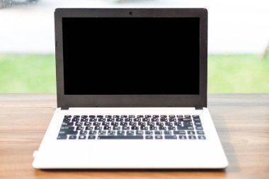 Ahşap masa o boş Siyah ekran ile dizüstü mockup görüntü