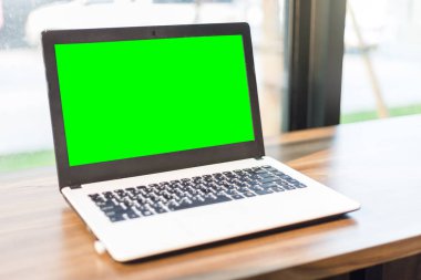 Ahşap masa o boş Yeşil ekran ile dizüstü mockup görüntü