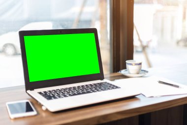 Boş beyaz ekran lı dizüstü bilgisayarın mockup görüntüsü ve Akıllı Telefon