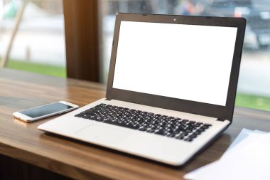 Boş beyaz ekran lı dizüstü bilgisayarın mockup görüntüsü ve Akıllı Telefon