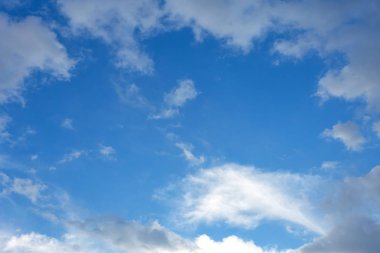 Beyaz spindrift çok clo ile Sonbahar mavi gökyüzü arka plan doku