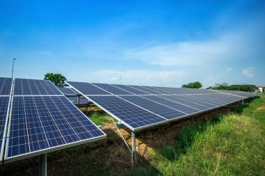 Fotovoltaik modüller güneş enerjisi santrali ve mavi gökyüzü günbatımı backg