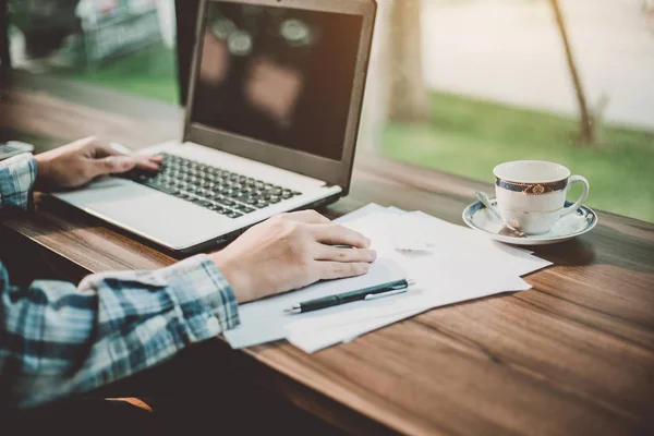 Close Van Zakenman Werken Met Laptop Met Blanco Zwart Scherm — Stockfoto