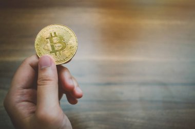 Ahşap zemin arka planda Bitcoin sikke kolu.
