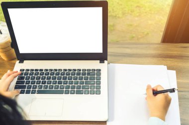 Boş beyaz ekran ile dizüstü bilgisayar ile çalışan iş kadının yakın çekim arka plan gibi kahve dükkanında bir not belgesi ve akıllı telefon yapmak.