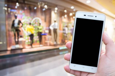 Erkekler backgroun gibi alışveriş merkezinde akıllı telefon bulanık görüntüleri kullanın