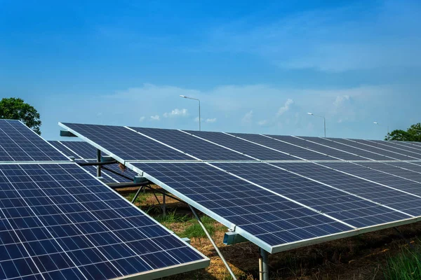 Módulos fotovoltaicos usina de energia solar e céu azul pôr do sol backg — Fotografia de Stock