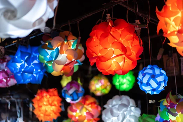 Close up di Bella lampada a lanterna decorato bancarelle stradali, luce — Foto Stock