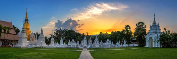 Wat Suan dok jest buddyjska świątynia (Wat) na zachód słońca niebo jest głównym — Zdjęcie stockowe