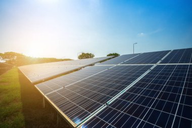 Mavi gökyüzü arka planda güneş paneli, alternatif enerji kavramı, temiz enerji, yeşil enerji.