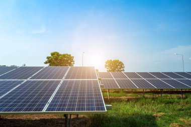 Mavi gökyüzü arka planda güneş paneli, alternatif enerji kavramı, temiz enerji, yeşil enerji.