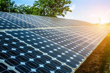 Mavi gökyüzü arka planda güneş paneli, alternatif enerji kavramı, temiz enerji, yeşil enerji.
