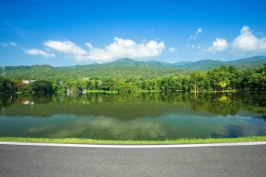 Ang Kaew Chiang Mai Üniversitesi Ormanlık Dağ mavi gökyüzü arka plan beyaz bulutlar ile yol manzara görünümü boyunca, dağ ormanlarında Doğa Yolu.